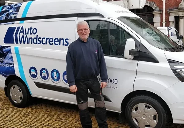steve-skinner-landscaping-team-manager-markerstudy-group-with-auto-windscreens-van.jpg (1)